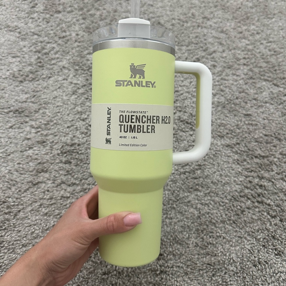 Stanley 40oz Green •Brand New •Never used • Willing to negotiate!